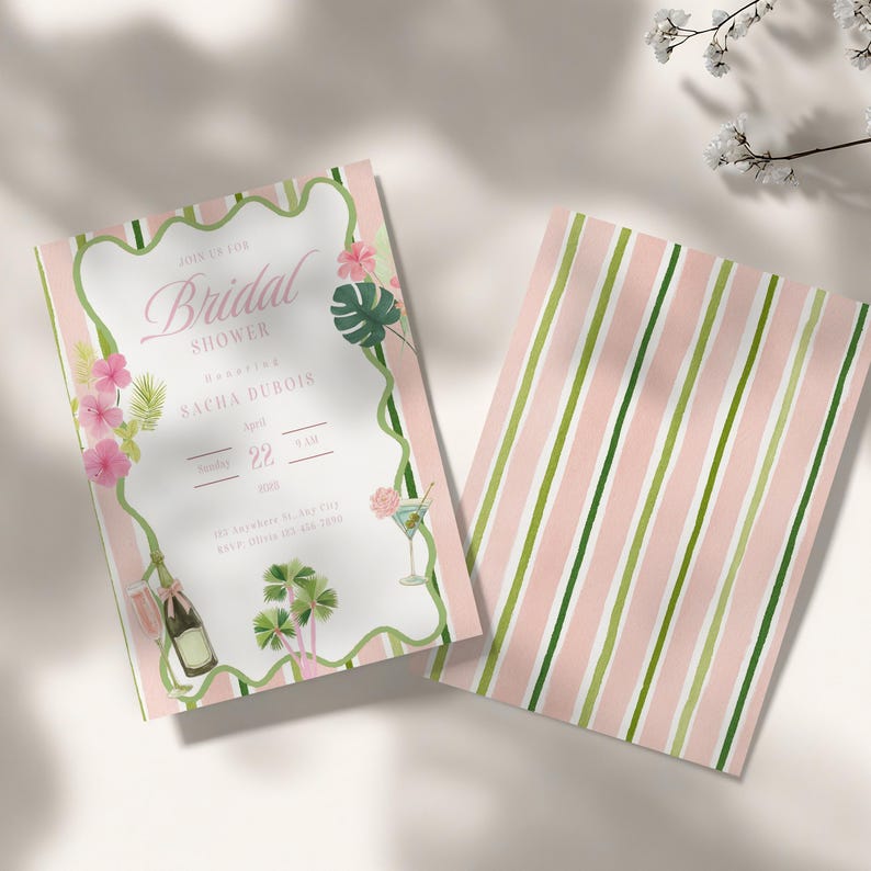 Pu&ograve; includere: Due inviti per un addio al nubilato. L'invito frontale presenta un design floreale rosa e verde con le parole "Bridal Shower" e i dettagli dell'evento. Il retro dell'invito presenta strisce verticali rosa e verdi.