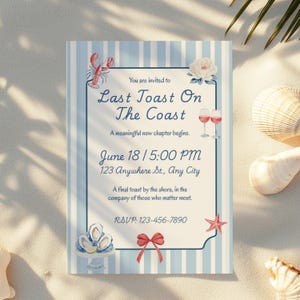 Puede incluir: Una invitaci&oacute;n de tem&aacute;tica n&aacute;utica con rayas azules y blancas. El texto dice "Last Toast On The Coast" con detalles del evento. Los elementos decorativos incluyen una langosta, flores, copas de vino, ostras, una estrella de mar y un lazo rojo.