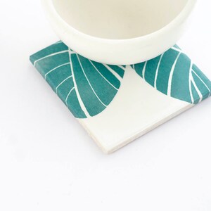 Ensemble de dessous de verre en céramique feuilles de palmier vert émeraude blanc botanique plante tropicale moderne minimaliste élégant décoratif meilleur cadeau pour elle image 3