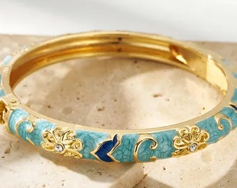 Pulsera rígida articulada con diseño floral esmaltado y baño de oro de 18 quilates