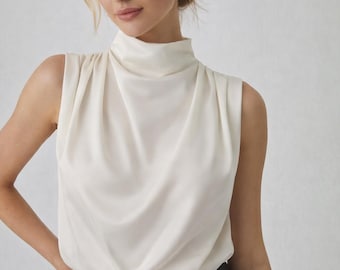 Blusa de seda sin mangas con cuello alto, elegante top minimalista hecho a medida.
