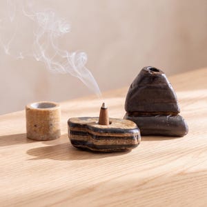 Minimalistisk rökelsekar i stenkon: Wabi Sabi Zen Decor – Flodstenshållare