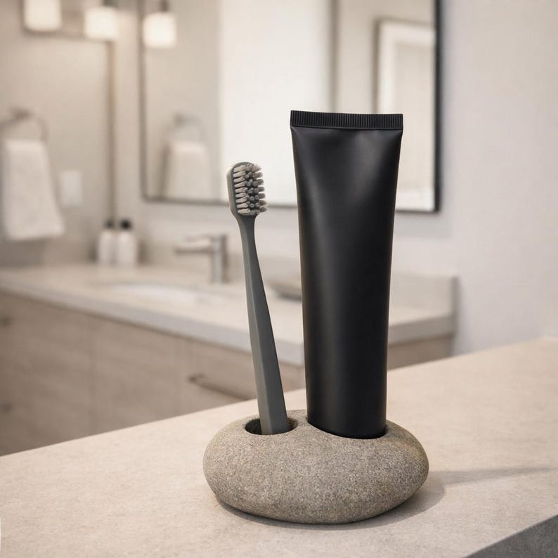 Puede incluir: Un juego de tres tazas de cer&aacute;mica con un acabado mate moteado. Las tazas son de color crema, gris claro y gris oscuro. Cada taza tiene un dise&ntilde;o simple y minimalista, perfecto para caf&eacute; o t&eacute;.