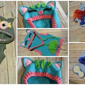 Op de afbeelding: Handgemaakte gehaakte vesten met capuchon in verschillende dierenontwerpen. De vesten omvatten een uil, een kat en een paard. Het uilvest is grijs met roze accenten en een uilengezicht op de capuchon. De kattenvesten zijn blauw met roze accenten. Het paard is blauw met een regenboog.