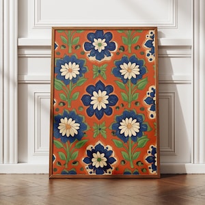 Könnte beinhalten: Ein gerahmter Kunstdruck mit einem sich wiederholenden Blumenmuster. Das Design zeigt blaue Blumen mit weißen Zentren und grünen Blättern auf einem rot-orangen Hintergrund. Das Kunstwerk wird vor einer weißen Wand und einem Holzboden ausgestellt.