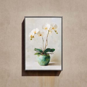 Puede incluir: Pintura enmarcada de una orquídea en maceta. La obra representa flores de orquídeas blancas con centros amarillos, hojas verdes y una maceta de color turquesa. El fondo es de un color suave y neutro.