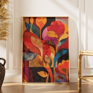 Könnte beinhalten: Abstrakter floraler Kunstdruck in einem Holzrahmen. Das Kunstwerk zeigt eine lebendige Mischung aus Farben, darunter Rot, Orange, Gelb, Blau und Lila. Die Komposition ist eine stilisierte Darstellung von Blumen und Blättern.