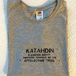 Katahdin / Appalachian Trail — T-Shirt Le plus haut point du Maine (90 coton, 10% polyester) (tailles homme et femme)
