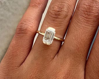 Anillo de compromiso con diamante CVD de esmeralda de 2 quilates, solitario de oro amarillo con medio bisel