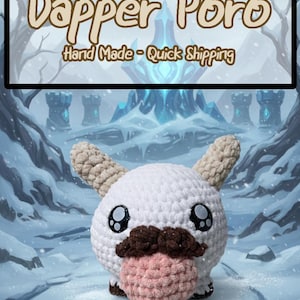 Może przedstawiać: Ręcznie robiona pluszowa zabawka Poro z szydełka z białym korpusem, beżowymi uszami, brązowymi wąsami i różowym językiem. Pluszak ma duże, czarne oczy i jest osadzony na tle śnieżnej, fantastycznej scenerii. Tekst "Dapper Poro" znajduje się na górze.