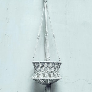 Cesta colgante de macramé bohemio para plantas, elegante soporte para plantas de interior, soporte para macetas de cuerda de algodón blanquecina, decoración del hogar de estilo bohemio hecha a mano.