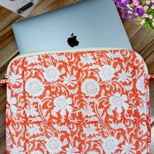Orange blommigt quiltat laptopfodral | Vadderat laptopfodral 15 tum