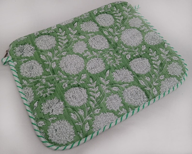 Handgjord ärm Quiltad ärm Laptopärm, Olivgrön blommig ärm Blocktryckt ärm bild 1