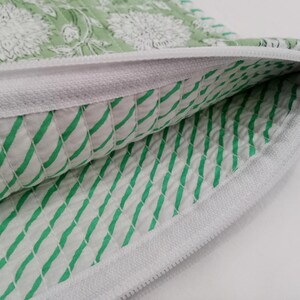 Handgjord ärm Quiltad ärm Laptopärm, Olivgrön blommig ärm Blocktryckt ärm bild 3
