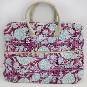 Könnte beinhalten: Gesteppte Laptoptasche mit Blumen- und Vogelmuster in Burgunderrot und Hellblau. Die Tasche hat einen beigen Griff und einen Reißverschluss. Die Tasche ist etwa 38 cm breit und 30 cm hoch.