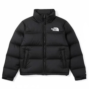 Puede incluir: Chaqueta acolchada negra con cuello alto y cremallera completa. La chaqueta tiene dos bolsillos laterales y el logotipo blanco "THE NORTH FACE" en la parte superior izquierda del pecho. Para clima frío.