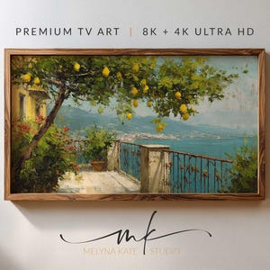 Peut inclure: Peinture de paysage encadrée représentant une scène côtière avec un citronnier, un balcon et une vue sur la mer. L'œuvre est dans un cadre en bois et porte le texte "PREMIUM TV ART | 8K + 4K ULTRA HD".