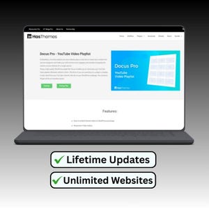 Op de afbeelding: Een laptop toont de interface van de website "Docus Pro - YouTube Video Playlist". Het scherm toont een blauw-witte afbeelding met de tekst "Docus Pro YouTube Video Playlist". Daaronder staan twee groene vinkjes met de teksten "Lifetime Updates" en "Unlimited Websites".