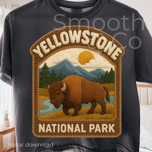 Könnte beinhalten: Dunkelgraues T-Shirt mit einem Design des Yellowstone-Nationalparks. Das Design zeigt einen Bison, Berge, Bäume und den Text "YELLOWSTONE NATIONAL PARK". Das T-Shirt ist ein digitaler Download.