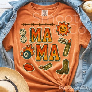 Puede incluir: Camiseta naranja con la palabra "MAMA" en letras grandes bordadas. La camiseta presenta varios parches, incluyendo un sol, dados, una bola 8, labios, un lápiz labial, una bota y un diseño de alambre de púas. La camiseta es una descarga digital.