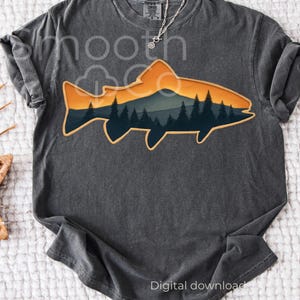 Könnte beinhalten: Dunkelgraues T-Shirt mit einem fischförmigen Design. Das Design zeigt eine Berg- und Waldszene in Orange, Blau und Grün. Auf dem Shirt stehen die Wörter "smooth" und "Digital download".