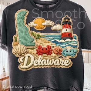Puede incluir: Camiseta gris oscuro con un diseño bordado detallado de la costa de Delaware, un faro y la palabra "Delaware". El diseño incluye un sol, nubes, cangrejos y una concha. Las palabras "Descarga digital" están en la parte inferior.