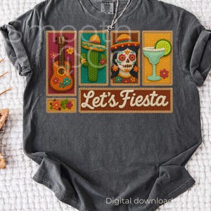 Könnte beinhalten: Dunkelgraues T-Shirt mit einem farbenfrohen "Let's Fiesta"-Design. Das Design umfasst eine Gitarre, einen Kaktus, einen Zuckerschädel und eine Margarita. Das Shirt ist ein digitaler Download.