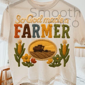 Op de afbeelding: Crèmekleurig T-shirt met de tekst "So God made a FARMER" in kleurrijke, getextureerde letters. Het ontwerp bevat een tractor in een veld, maïs en bloemen, allemaal in een haakstijl. De woorden "Digital download" staan onderaan.