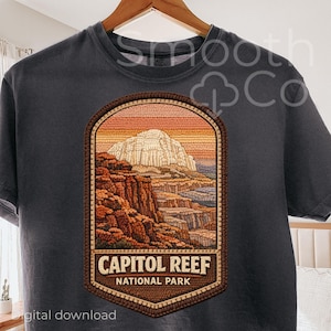 Op de afbeelding: Een witte keramische mok met een zwarte handgreep en de tekst "But First, Coffee" in een vetgedrukte, zwarte letter. De mok staat tegen een vage achtergrond, wat een gezellige setting suggereert.