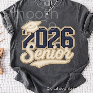Könnte beinhalten: Dunkelgraues T-Shirt mit einer Abschlusskappe und dem Text "2026 Senior" in Marineblau und Creme. Das Shirt hat einen Vintage-Look und den Schriftzug "Digital download" am unteren Rand.