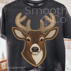 Puede incluir: Camiseta gris oscuro con un diseño detallado de cabeza de ciervo. El ciervo tiene pelaje marrón, cornamenta beige y está adornado con adornos brillantes. El texto "Smooth Co" está impreso en la parte superior y "Digital download" en la parte inferior.