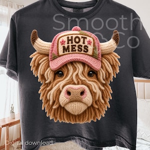 Può includere: Una t-shirt grigio antracite con la grafica di una mucca Highland marrone dalle lunghe corna che indossa un berretto da baseball rosa. Il berretto presenta la scritta HOT MESS ricamata in lettere marroni con piccole stelle rosa ai lati.