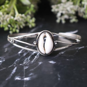Armring i sterlingsilver med kauri, strandsmycken med öppen manschett, bohemiskt nautiskt sommartillbehör
