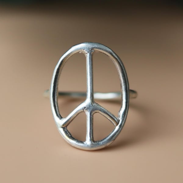 Anello Flash in argento sterling: simbolo della pace martellato, stile boho.