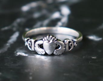 Claddagh-ring i sterlingsilver, irländsk kärleksring, handgjord design