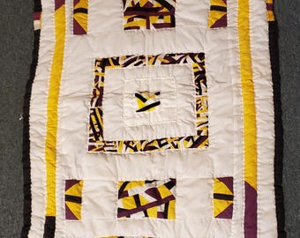 1960年代のモダンなパッチワーク、手縫いのキルティングと刺繍が施され