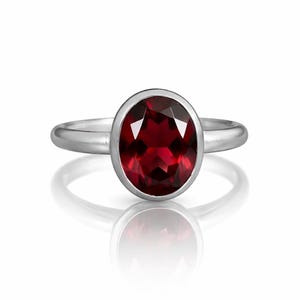 Minimalistische sterlingzilveren ovale robijnring • Solitaire-verloving