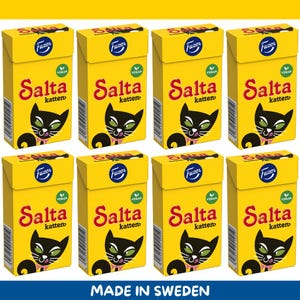 Könnte beinhalten: Acht gelbe Schachteln mit "Salta katten"-Süßigkeiten, jede mit einer schwarzen Katzen-Grafik und einer rosa Zunge. Die Schachteln zeigen das Fazer-Logo und ein "Vegan"-Symbol. Der Text "MADE IN SWEDEN" steht unten.