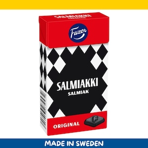 Könnte beinhalten: Eine Schachtel Fazer Salmiakki-Bonbons. Die Schachtel ist rot und weiß mit dem Fazer-Logo und dem Wort "Salmiakki" in großen weißen Buchstaben. Auf der Schachtel steht auch "Original" und "Made in Sweden".