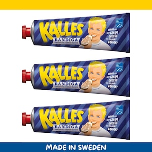 Puede incluir: Tres tubos de Kalles Randiga caviar y queso crema. Cada tubo es azul con texto amarillo y una tapa roja. Los tubos presentan una ilustración de un niño rubio sonriente sosteniendo un sándwich. El texto "MADE IN SWEDEN" está en la parte inferior.