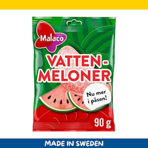 Può includere: Una confezione di caramelle gommose al gusto di anguria Malaco. La confezione è verde con un design di anguria e le parole "VATTEN-MELONER" in rosso. La confezione ha anche un logo a farfalla e un'etichetta che dice "90 g".