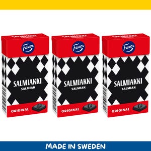 Könnte beinhalten: Drei Schachteln Salmiakki-Bonbons. Jede Schachtel hat einen roten Deckel mit dem Fazer-Logo und einem schwarz-weißen Rautenmuster. Die Schachteln zeigen den Text "SALMIAKKI SALMIAK" und "ORIGINAL". Der untere Teil des Bildes lautet "MADE IN SWEDEN".