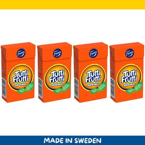Könnte beinhalten: Vier orangefarbene Schachteln mit Tutti Frutti Original-Bonbons. Jede Schachtel hat ein weißes und gelbes kreisförmiges Design mit dem Namen der Süßigkeit. Die Schachteln haben das Fazer-Logo und die Worte "Made in Sweden" stehen unten.