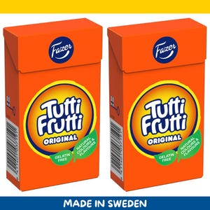 Könnte beinhalten: Zwei orangefarbene Schachteln mit Tutti Frutti Original Süßigkeiten. Jede Schachtel hat ein rundes Logo mit "Tutti Frutti" und "Original". Die Schachteln zeigen auch das Fazer-Logo und den Hinweis "Gelatinefrei". Der Text "Hergestellt in Schweden" steht unten.