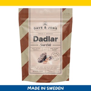 Può includere: Una busta marrone e beige di caramelle "Dave & Jon's" "Dadlar Sour Cola". La busta presenta testo in svedese e un'immagine delle caramelle. La busta è da 126 g ed è fatta in Svezia.
