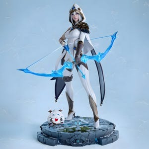 Puede incluir: Figura detallada de una arquera con un atuendo blanco y marrón, sosteniendo un arco azul. Se encuentra sobre una base de piedra con una pequeña criatura peluda. La arquera lleva una capa con capucha y botas de tacón alto. El arco tiene un efecto azul brillante.