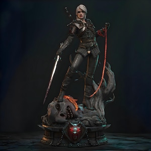 Puede incluir: Estatua detallada de una guerrera con cabello plateado, vestida con armadura oscura, sosteniendo una espada brillante y una cadena roja. La figura se alza sobre una base esculpida con una calavera y un escudo, con detalles intrincados.