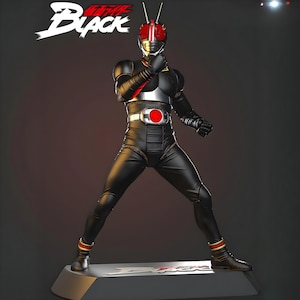 Puede incluir: Figura de acción negra de un personaje de la serie Kamen Rider Black. La figura está en una pose dinámica, vistiendo un traje negro con detalles rojos y plateados. Tiene un casco rojo y está de pie sobre una base gris. La palabra "Black" está escrita en blanco.
