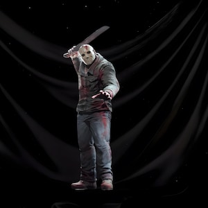 Könnte beinhalten: Eine Figur mit Hockeymaske, blutbefleckter Jacke und Jeans, die eine Machete hält. Der dunkle Hintergrund verstärkt die dramatische und bedrohliche Atmosphäre. Das Bild ist dem Horror-Thema zuzuordnen.