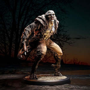 Può includere: Statuetta dettagliata di una creatura mostruosa con un'espressione minacciosa. La figura è in posa dinamica, con un cappotto a brandelli e mani simili ad artigli. La tavolozza dei colori è dominata da toni terrosi, con accenni di oro e marrone.